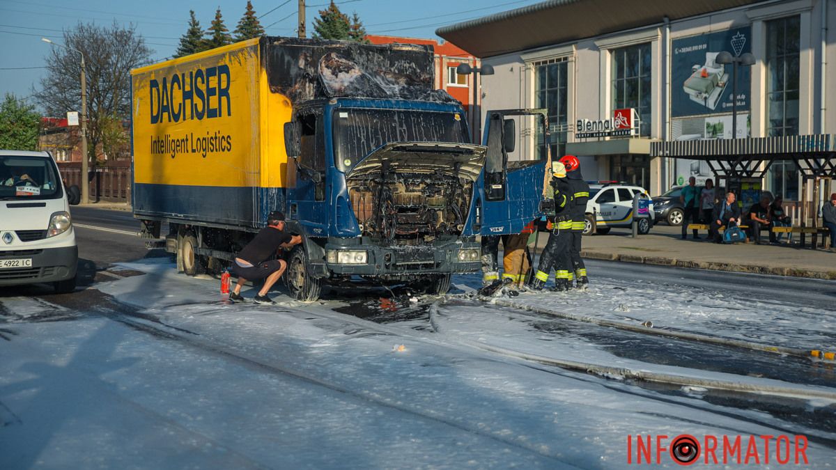 У Дніпрі на Космічній загорілась вантажівка: дорога залита піною, проїзд ускладнено