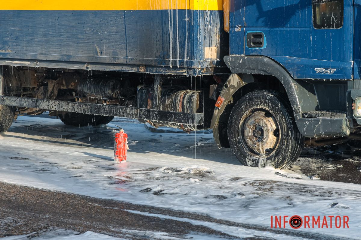 Вантажівка у лівій смузі на Космічній