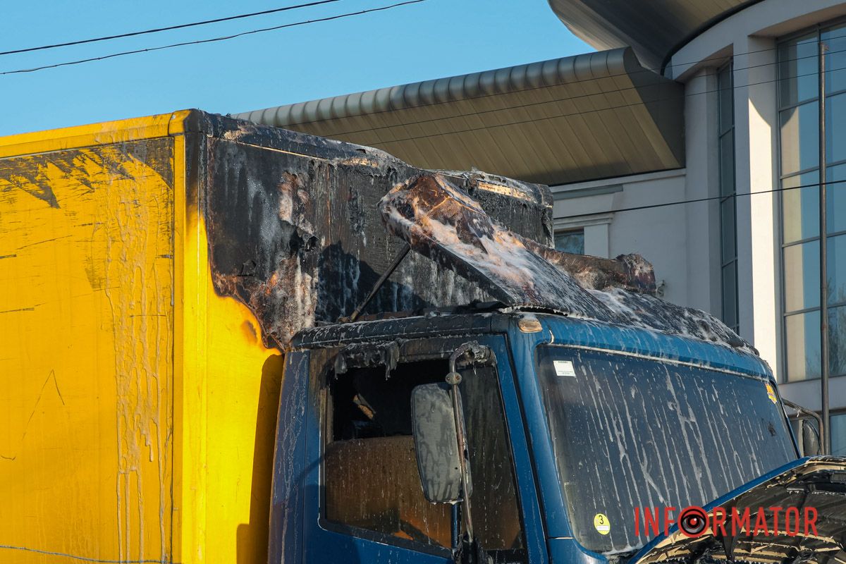 Пошкоджена кабіна вантажівки