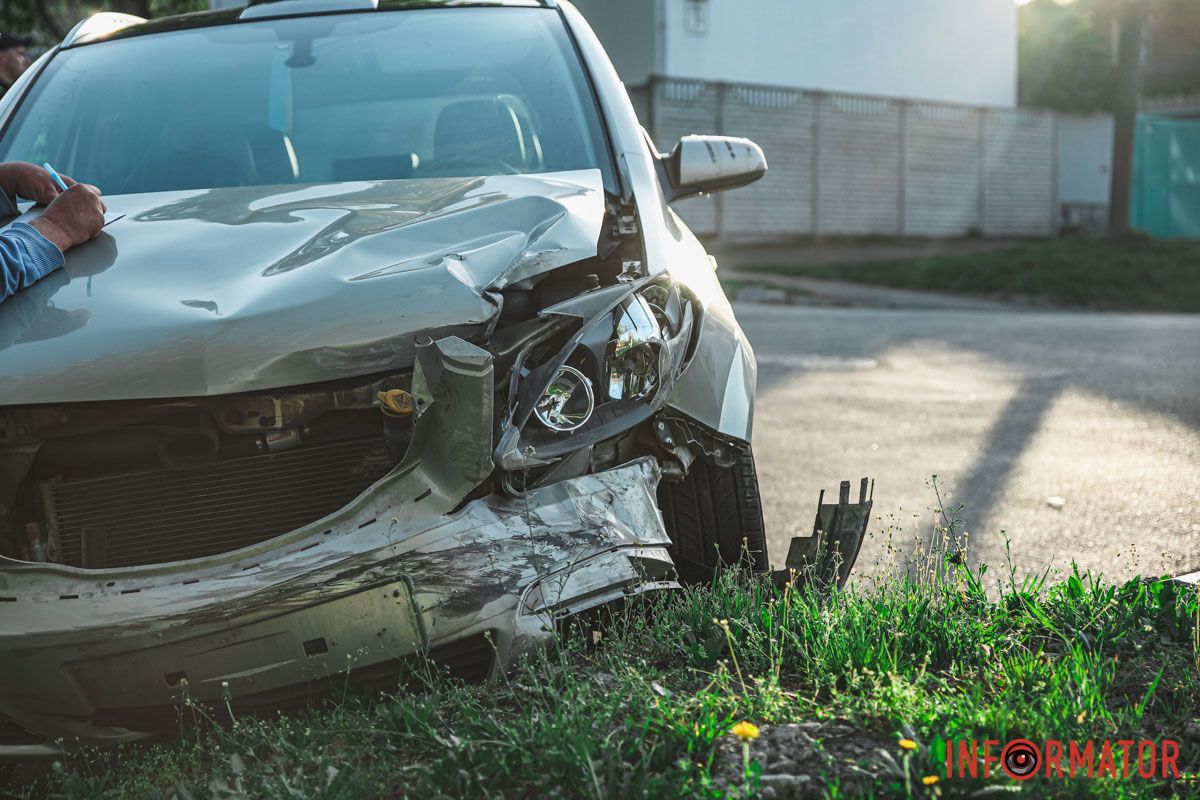 В результате удара последняя опрокинулась на крышу