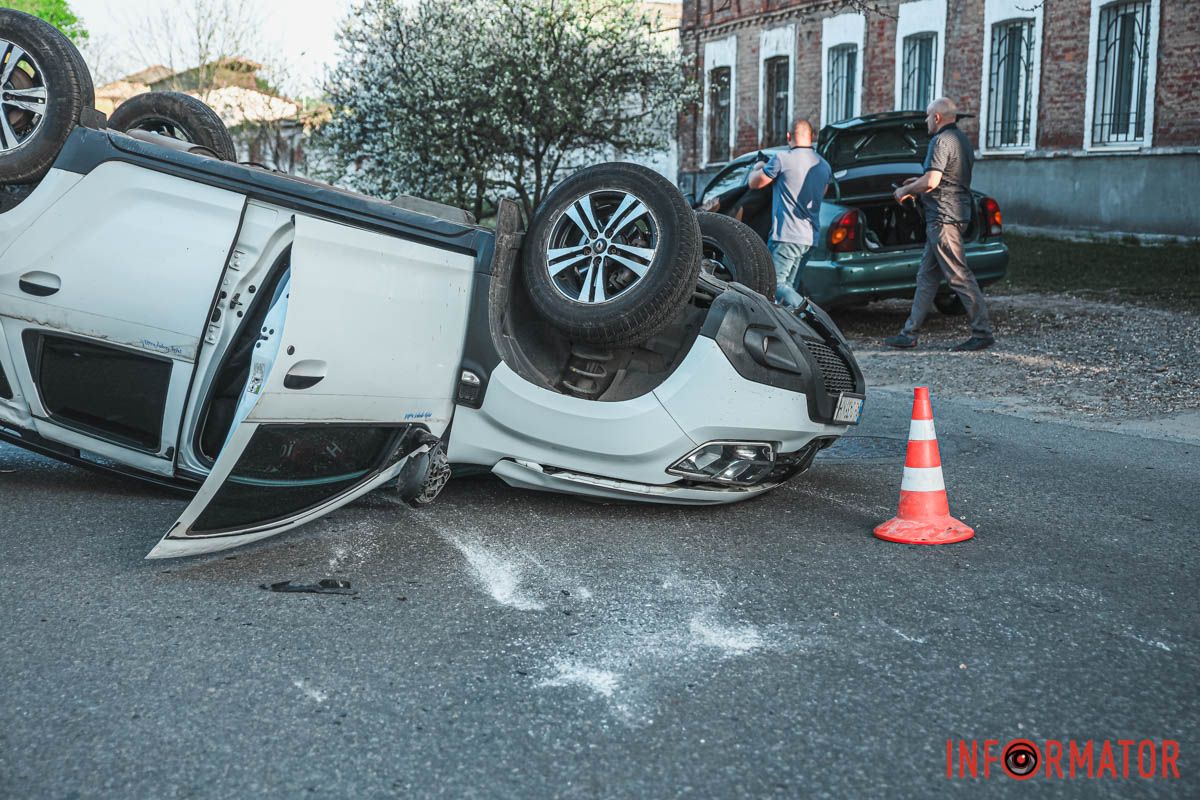 В это время по улице Александра Оксанченко в сторону улицы Рабочей ехал Renault