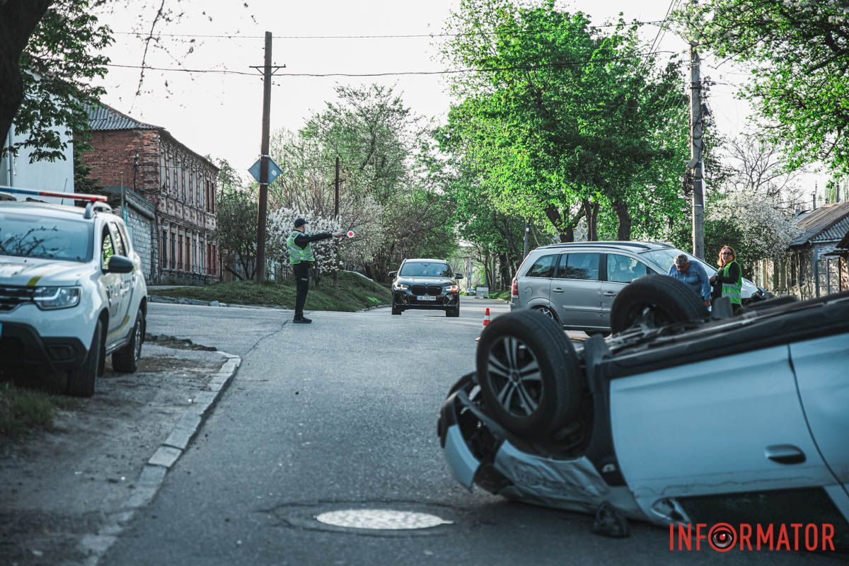 Автомобили столкнулись и Renault перевернулся на крышу