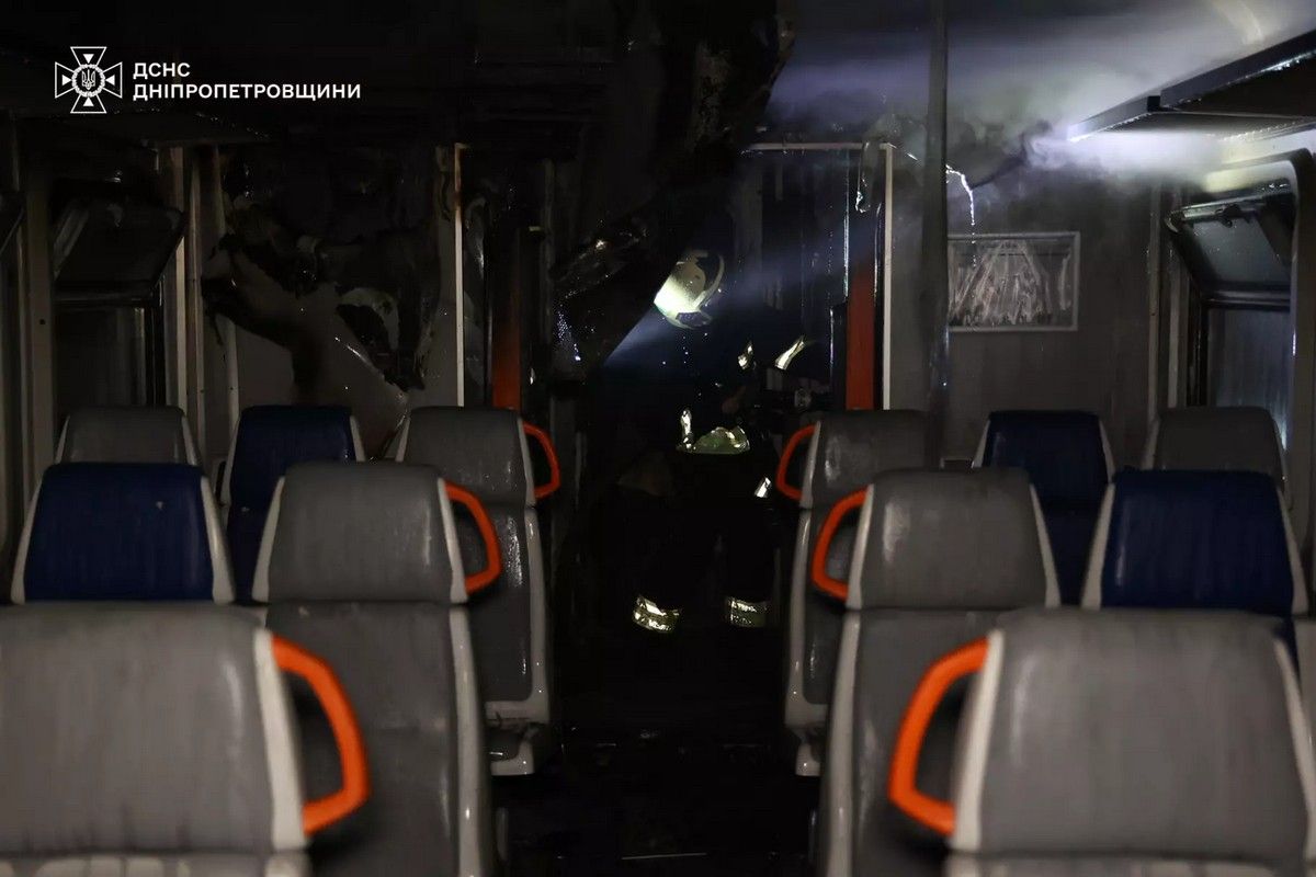 10 квітня у Самарському районі Дніпра, на залізничній станції, горіла електричка 10 квітня у Самарському районі Дніпра, на залізничній станції, горіла електричка