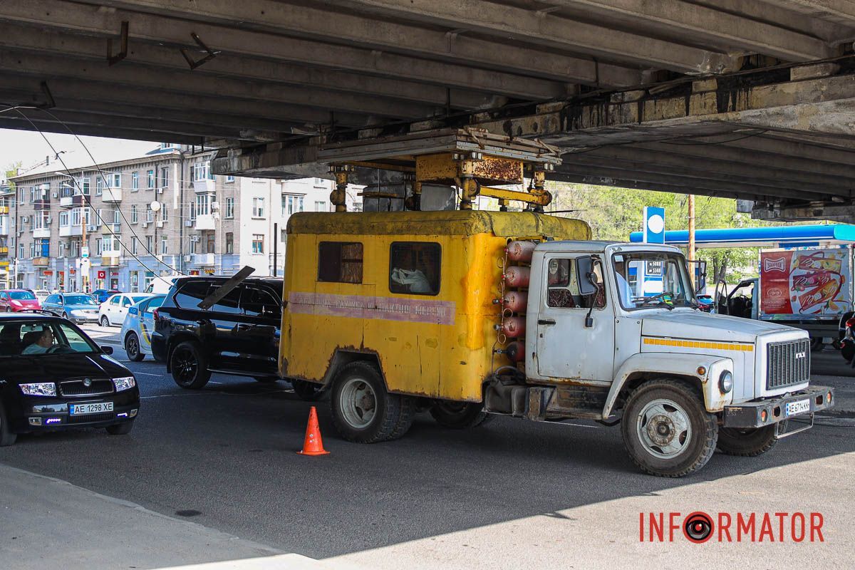 Комунальники на місці, аварійну ситуацію ліквідовують Комунальники на місці, аварійну ситуацію ліквідовують
