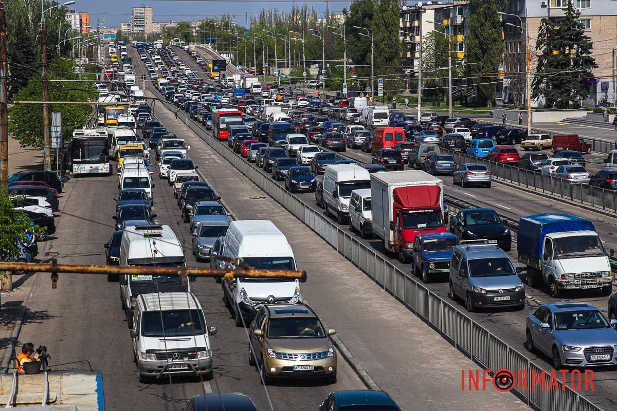 Утворився кілометровий затор по проспекту в обох напрямках Утворився кілометровий затор по проспекту в обох напрямках