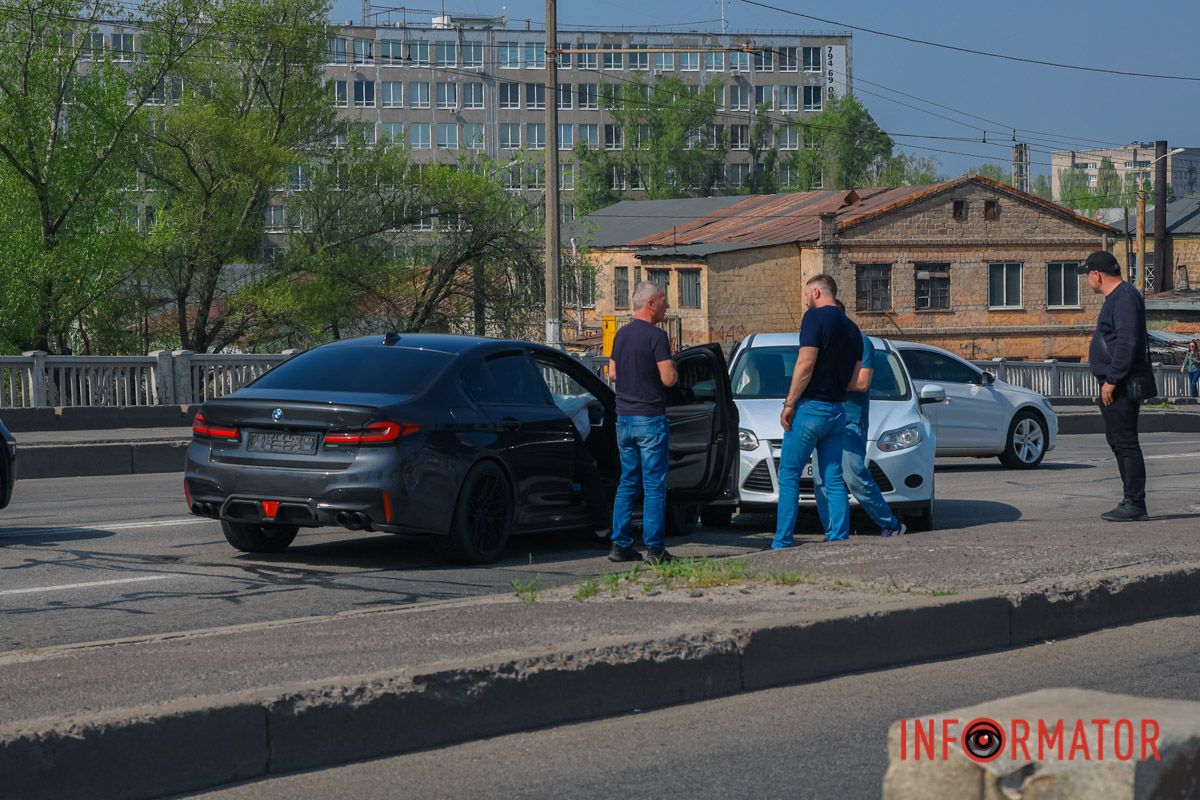 Столкнулись BMW и Ford