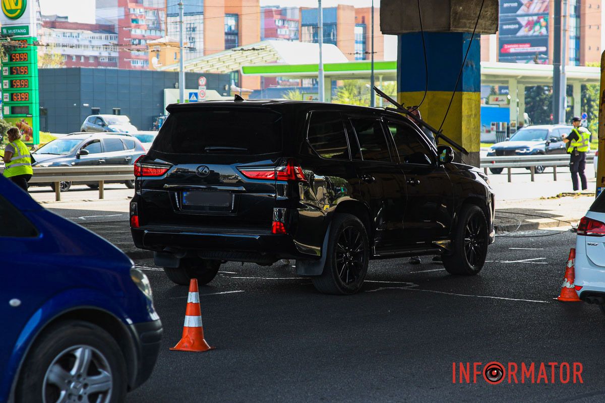 Lexus під шляхопроводом Lexus під шляхопроводом