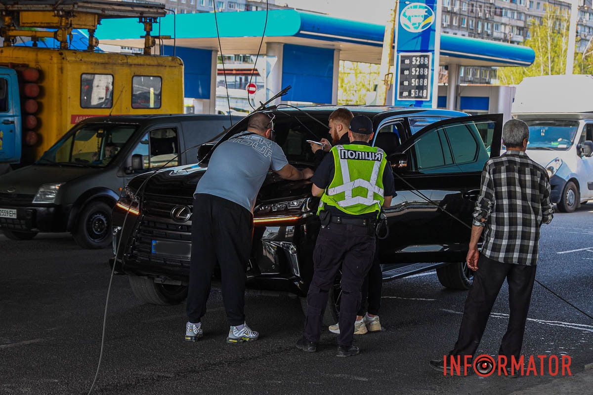 Затор по Слобожанському проспекту утворився в обох напрямках Затор по Слобожанському проспекту утворився в обох напрямках