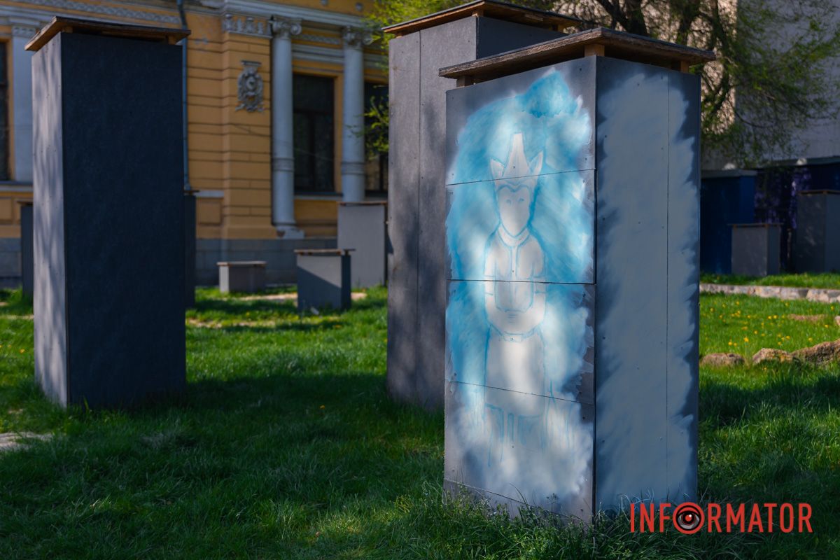 На одном из них нанесла акриловый эскиз