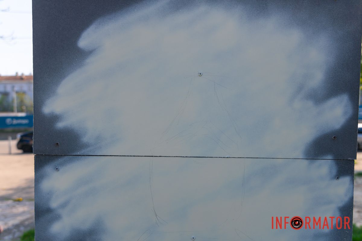 1 марта художница уже прошла по грунтовке три таких защитных конструкции