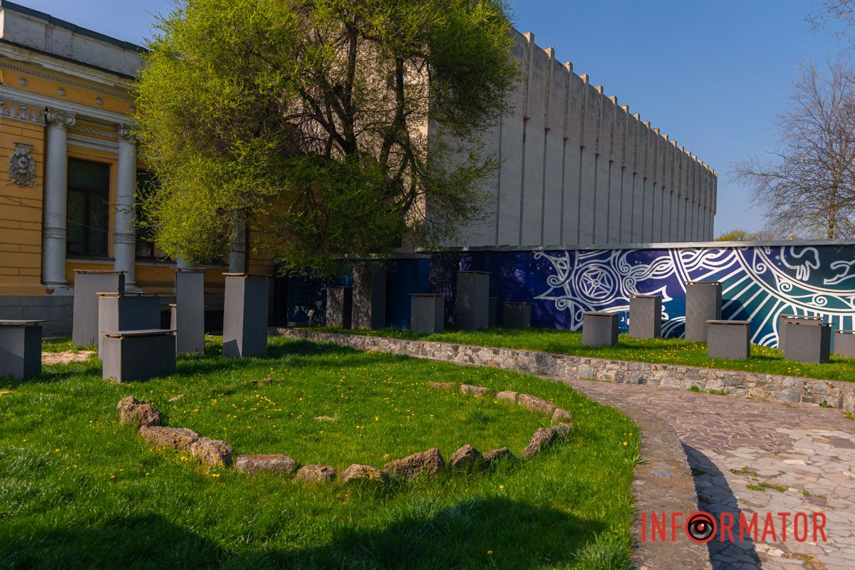 Их окутали в защитные конструкции