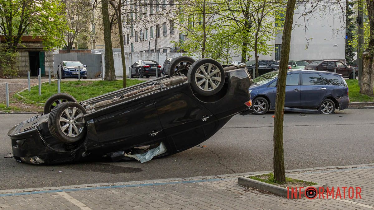 У Дніпрі на вулиці Шевченка Mitsubishi зачепив припаркований автомобіль та перекинувся на дах