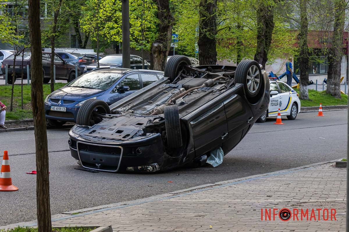 Здесь Mitsubishi Lancer врезался в припаркованный Mitsubishi Grandis