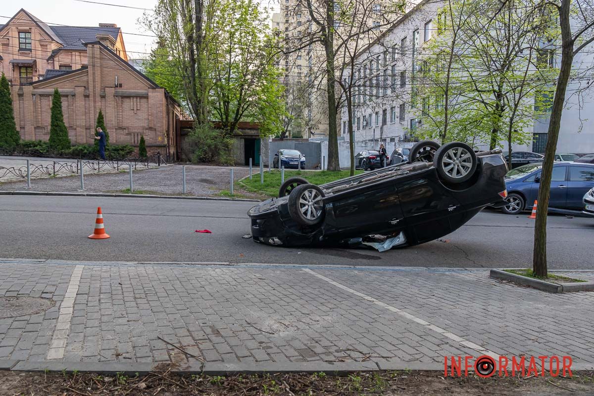 В результате столкновения автомобиль опрокинулся на крышу