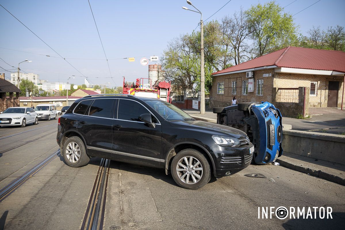 Автівка перекинулась на бік Автівка перекинулась на бік