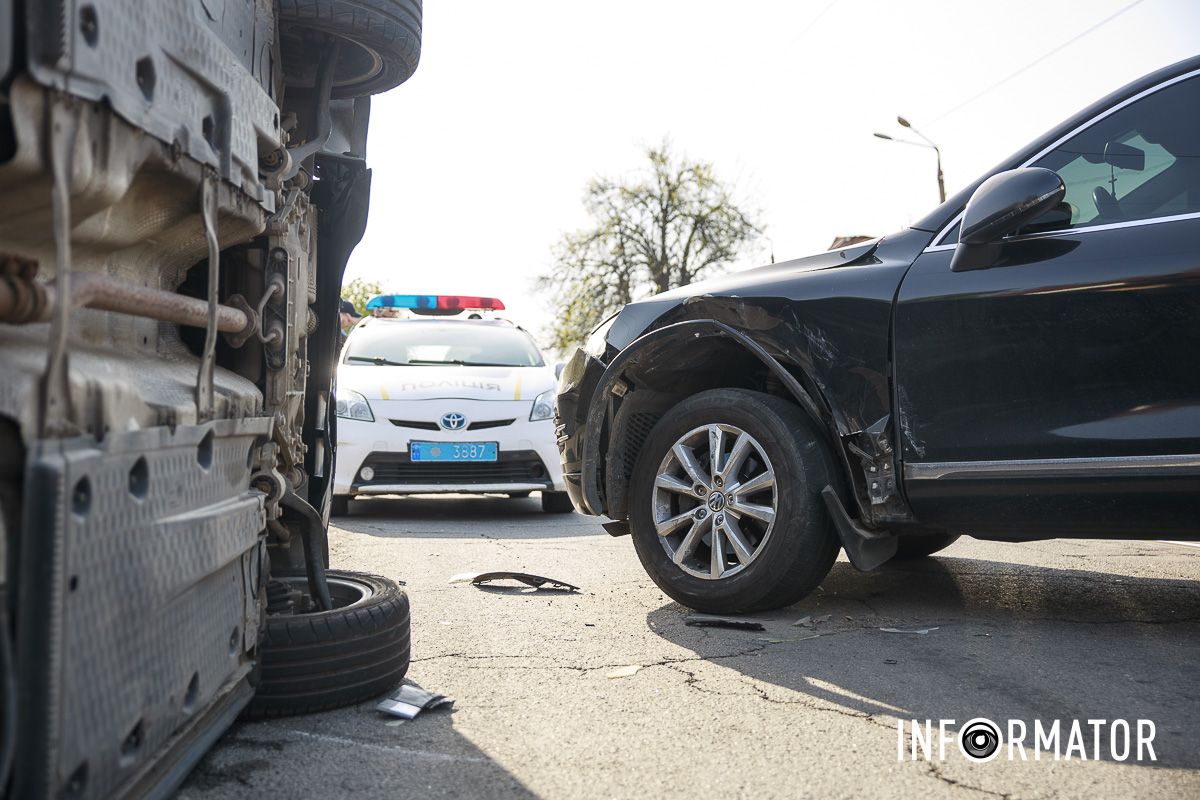 Станом на 9:10 на місці працювали рятувальники та патрульні поліцейські Станом на 9:10 на місці працювали рятувальники та патрульні поліцейські