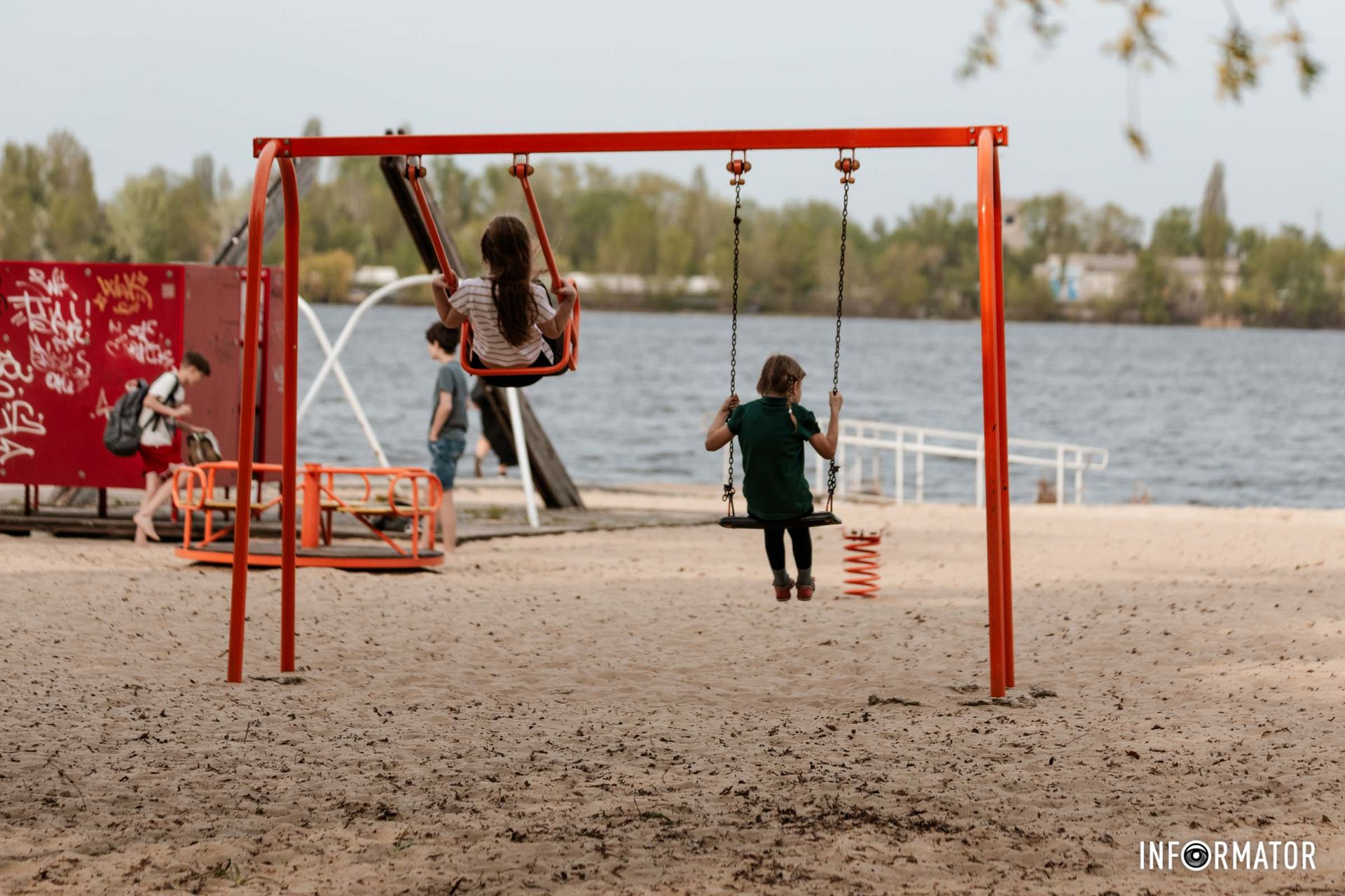 Діти катаються на гойдалках