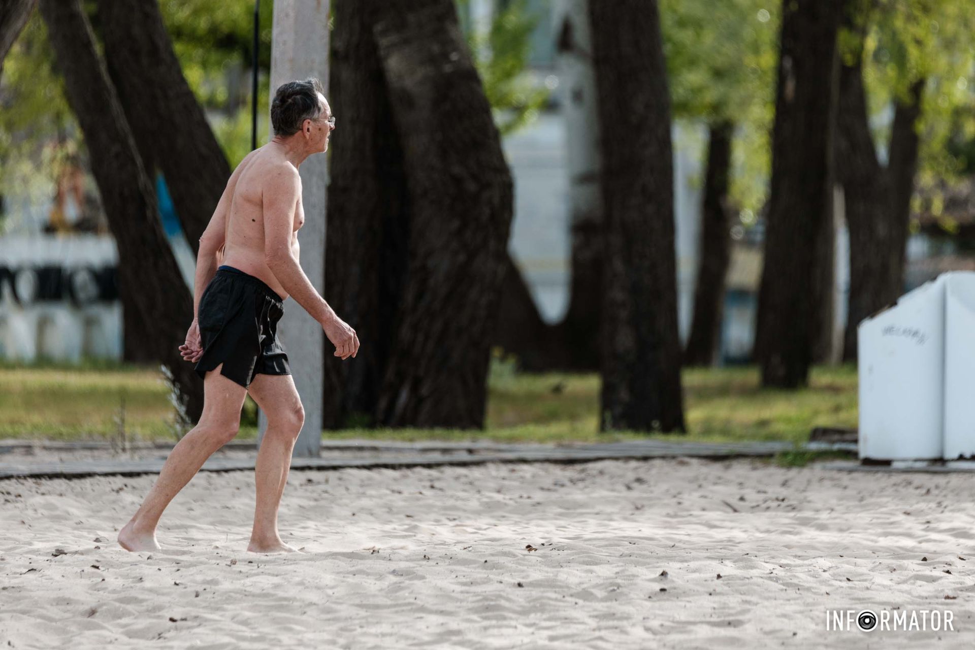Або пограти у пляжний волейбол