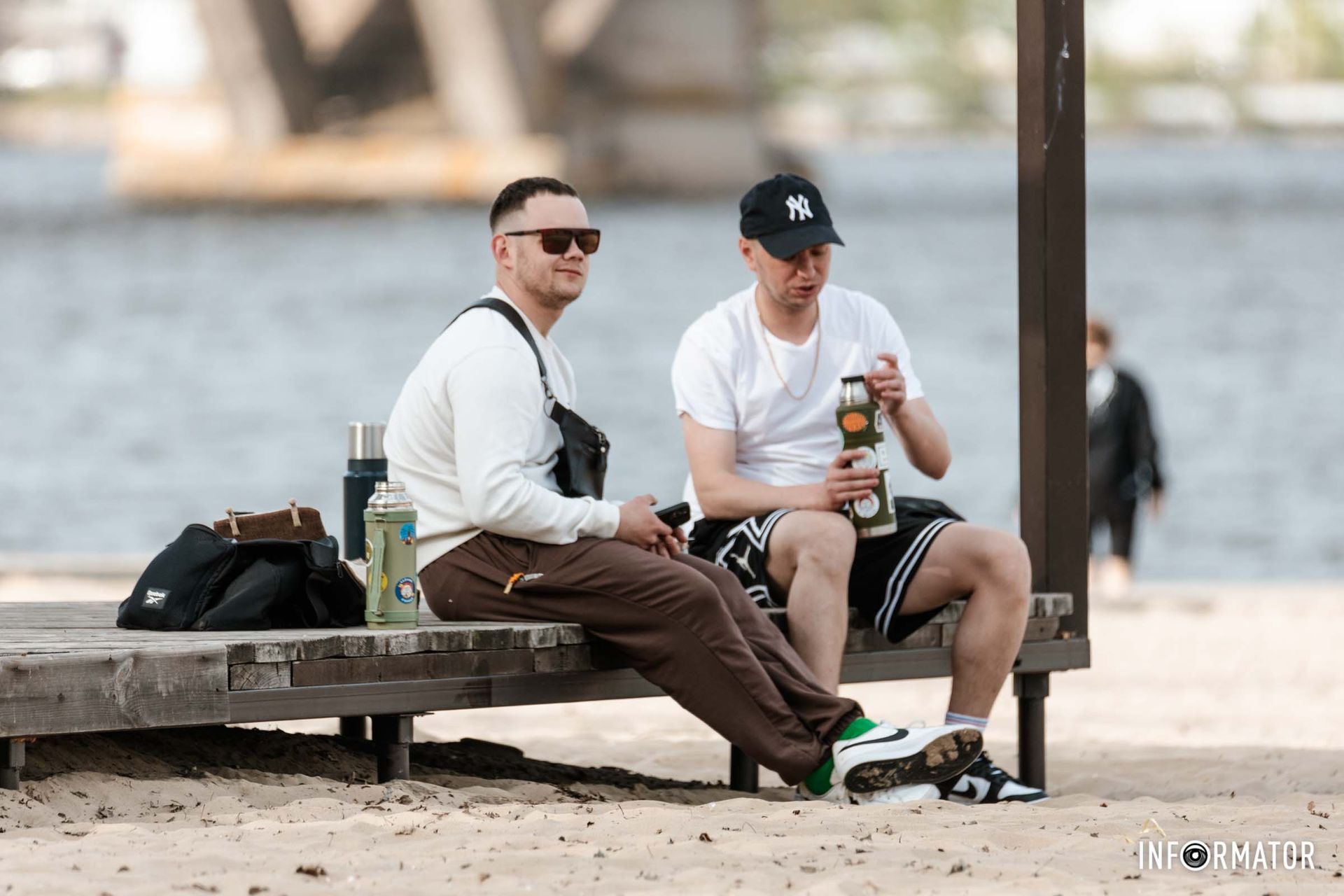 Тут грають у пляжний волейбол, прогулюються та відпочивають