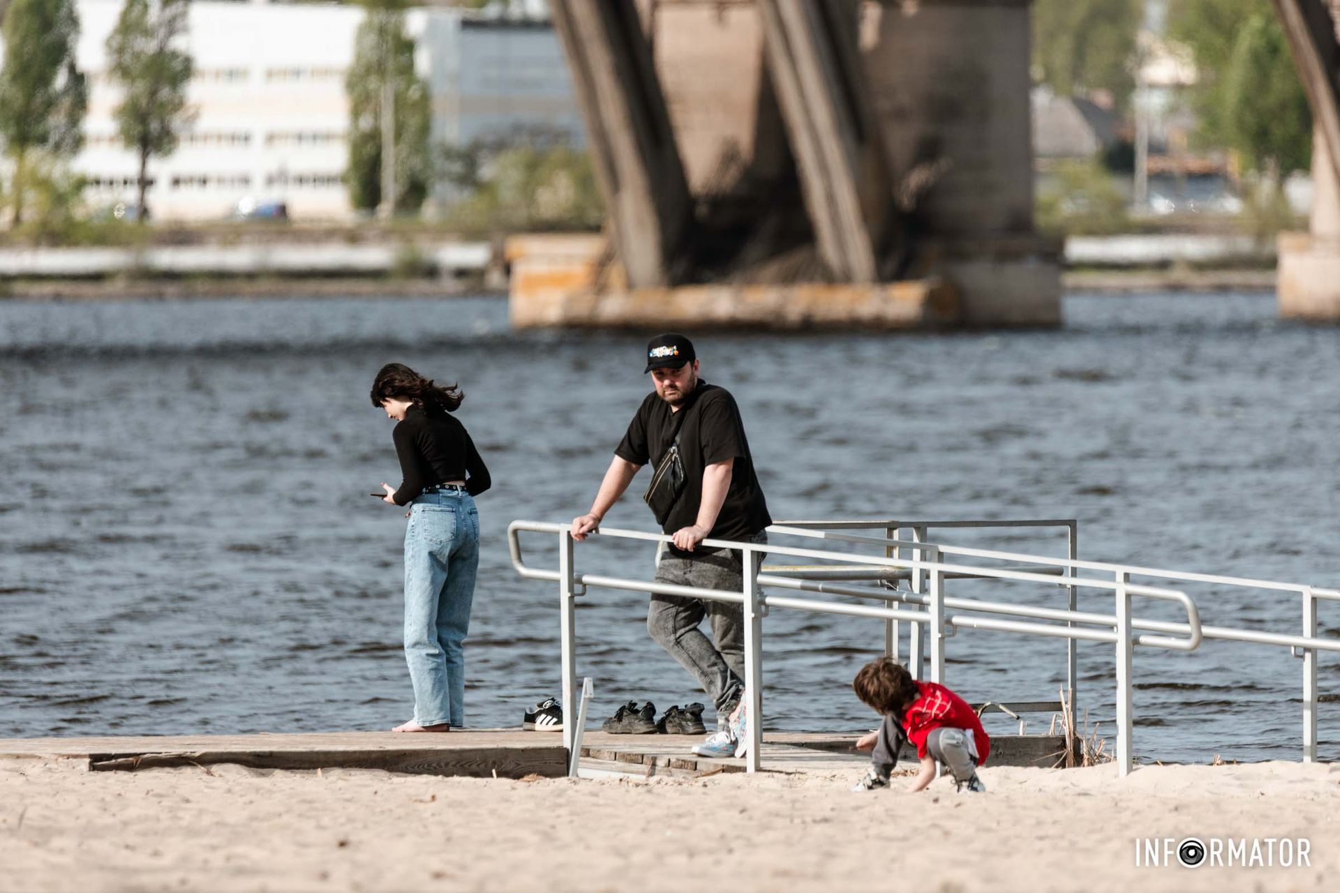 12 квітня близько 16:00 на пляжі дійсно повно відвідувачів