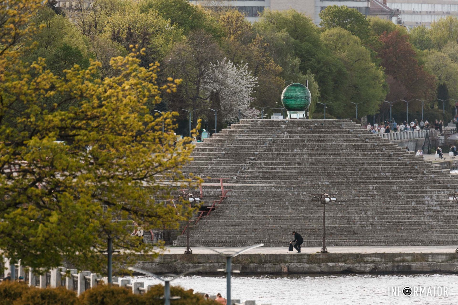 Ба більше, на міських пляжах вже бачили перших відвідувачів