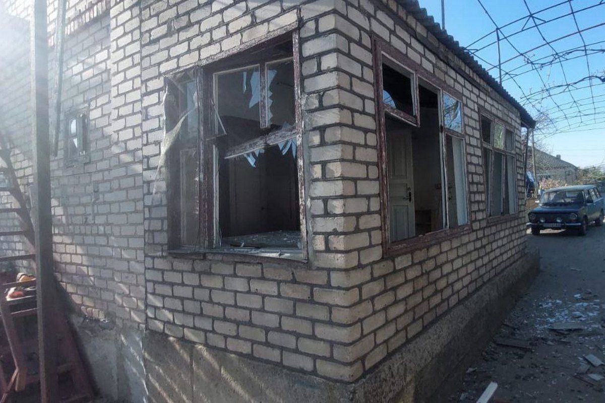 Уламки ракети впали на приватні будинки, постраждала жінка Уламки ракети впали на приватні будинки, постраждала жінка