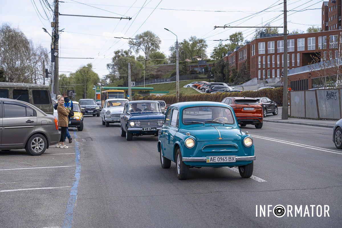 В Днепре прошел пробег ретро-машин В Днепре прошел пробег ретро-машин