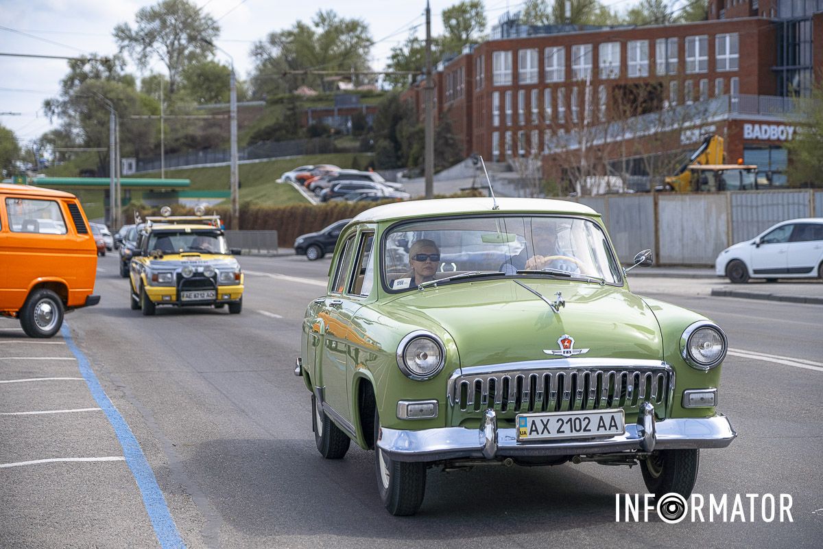 Днепряне с удовольствием рассматривали автомобили и фотографировались возле них Днепряне с удовольствием рассматривали автомобили и фотографировались возле них