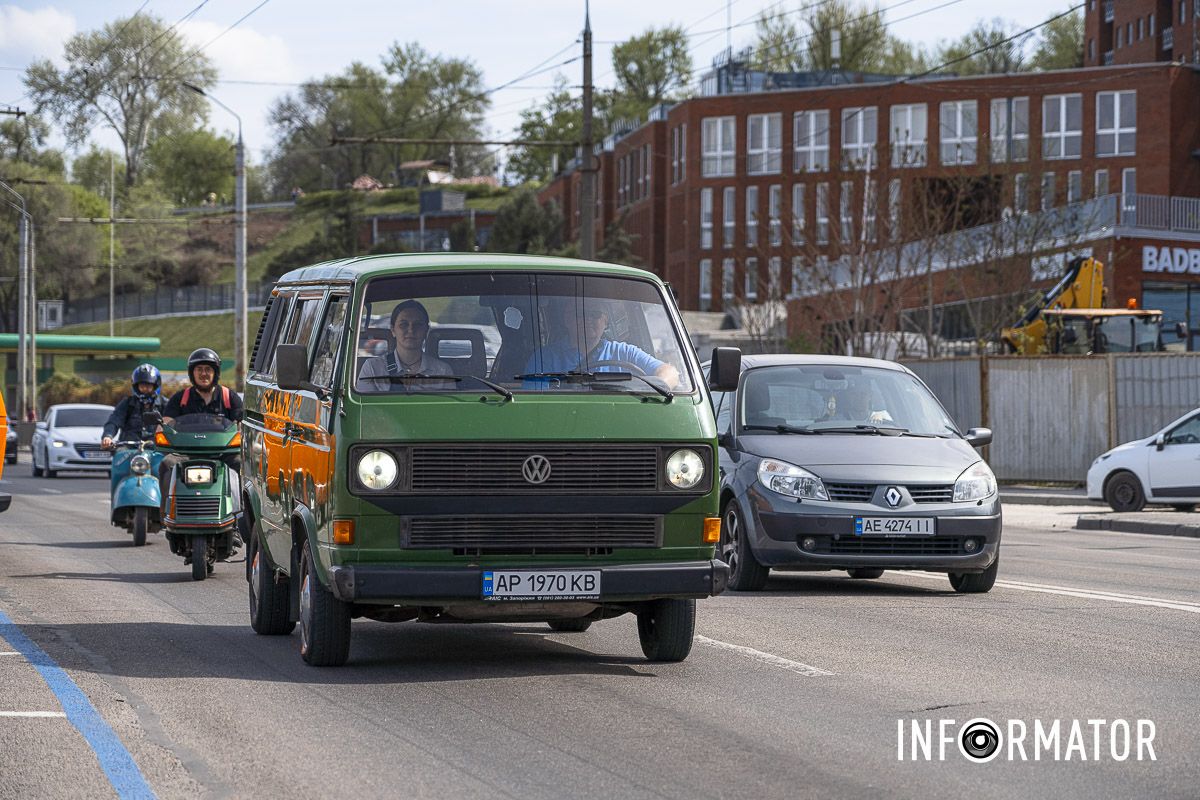 В субботу, 13 апреля, в Днепре на Фестивальном причале собрались поклонники ретро-автомобилей В субботу, 13 апреля, в Днепре на Фестивальном причале собрались поклонники ретро-автомобилей
