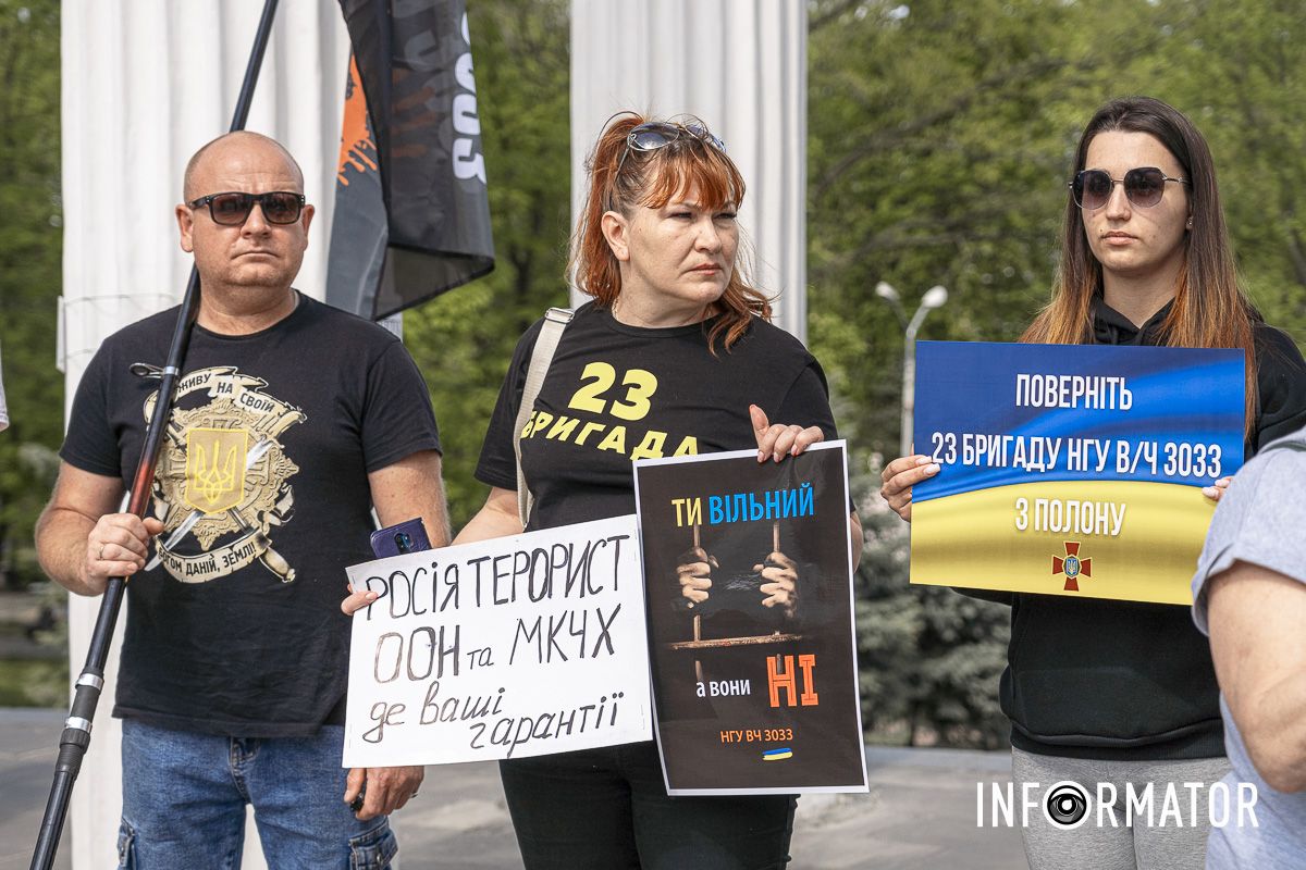 Вони тримали у руках плакати: “Поверніть Азов”, “Медики в полоні”, “Тут тепло, а там пекло”, “Полон вбиває байдужість” та інші Вони тримали у руках плакати: “Поверніть Азов”, “Медики в полоні”, “Тут тепло, а там пекло”, “Полон вбиває байдужість” та інші