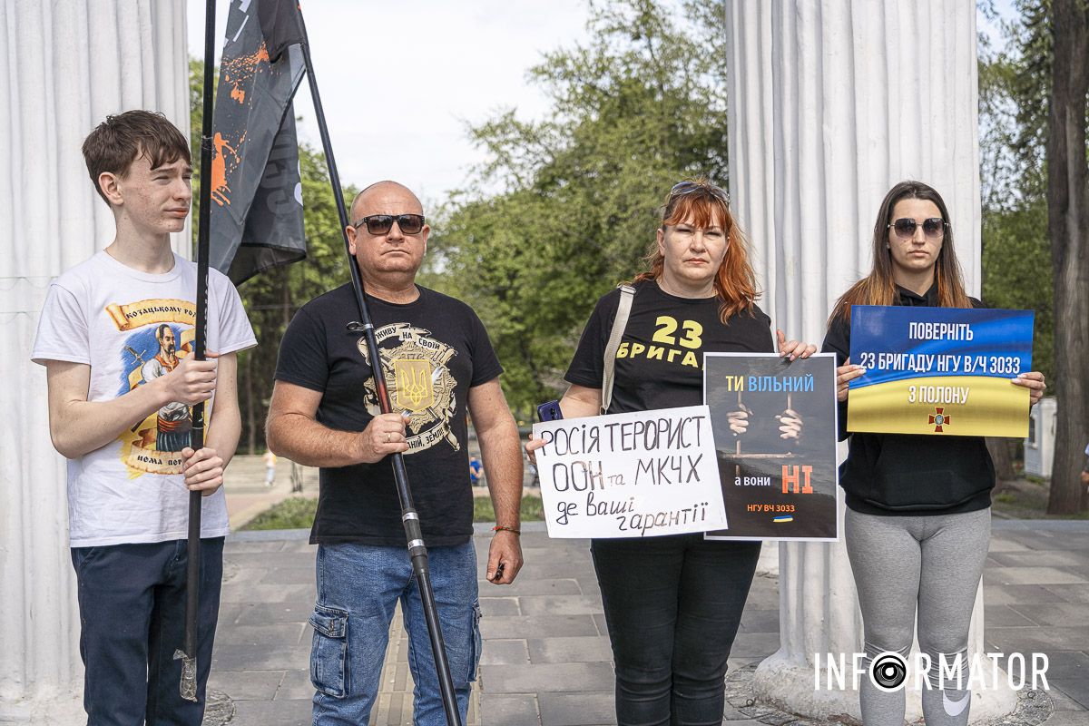 Спочатку мітингувальники зібрались біля входу у парк Спочатку мітингувальники зібрались біля входу у парк