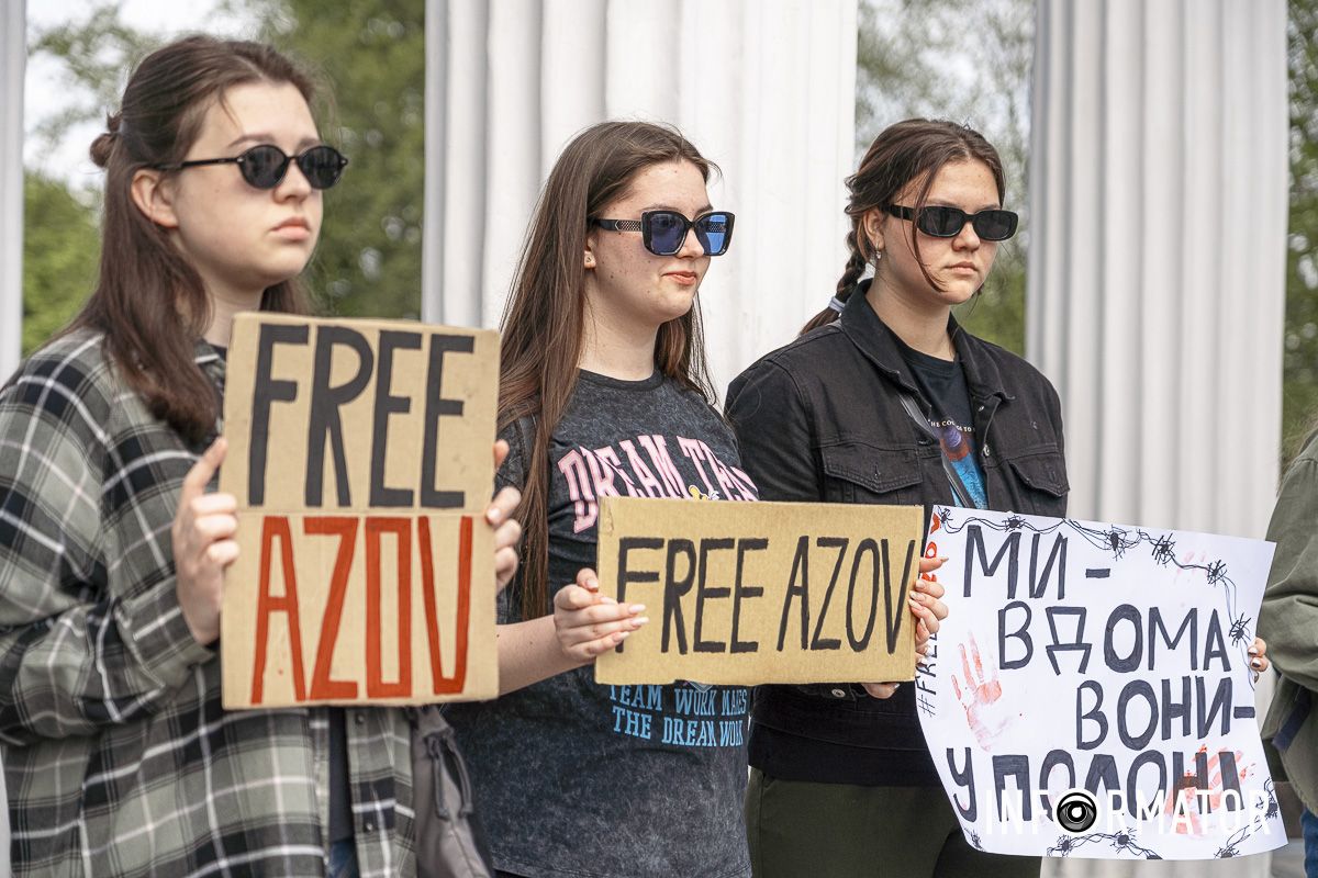 У суботу, 13 квітня, у Дніпрі біля парку імені Шевченка зібрались рідні військовополонених та зниклих безвісти У суботу, 13 квітня, у Дніпрі біля парку імені Шевченка зібрались рідні військовополонених та зниклих безвісти