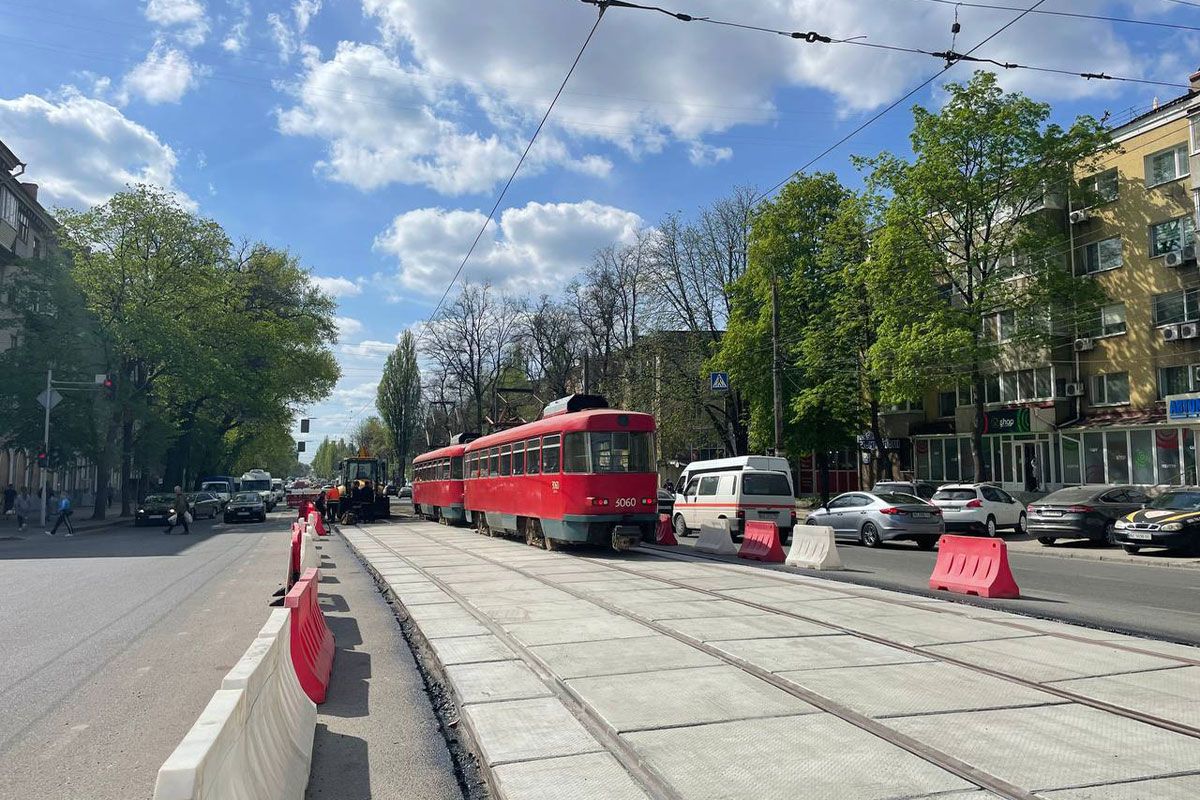 У суботу, 13 квітня, у Дніпрі на проспекті Богдана Хмельницького на двох перехрестях закінчують ремонтні роботи на трамвайних рейках