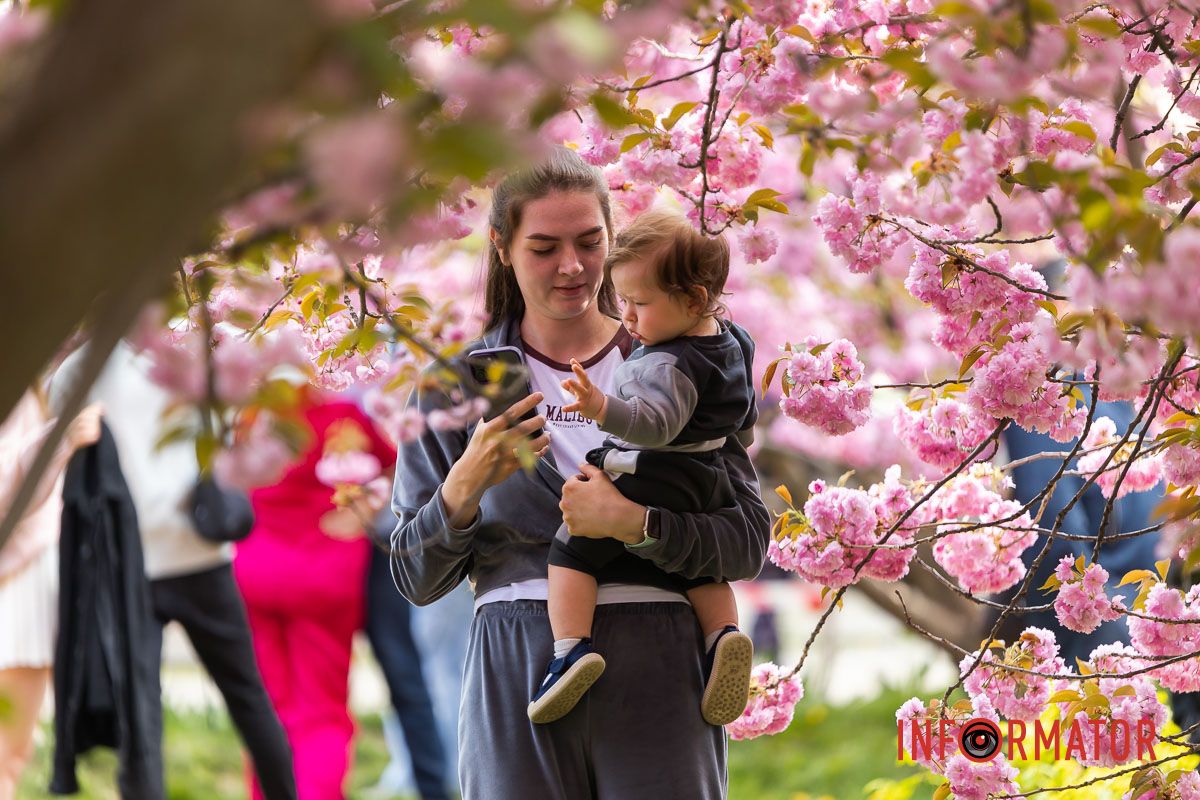 А з ним прилинули пісні пташині,