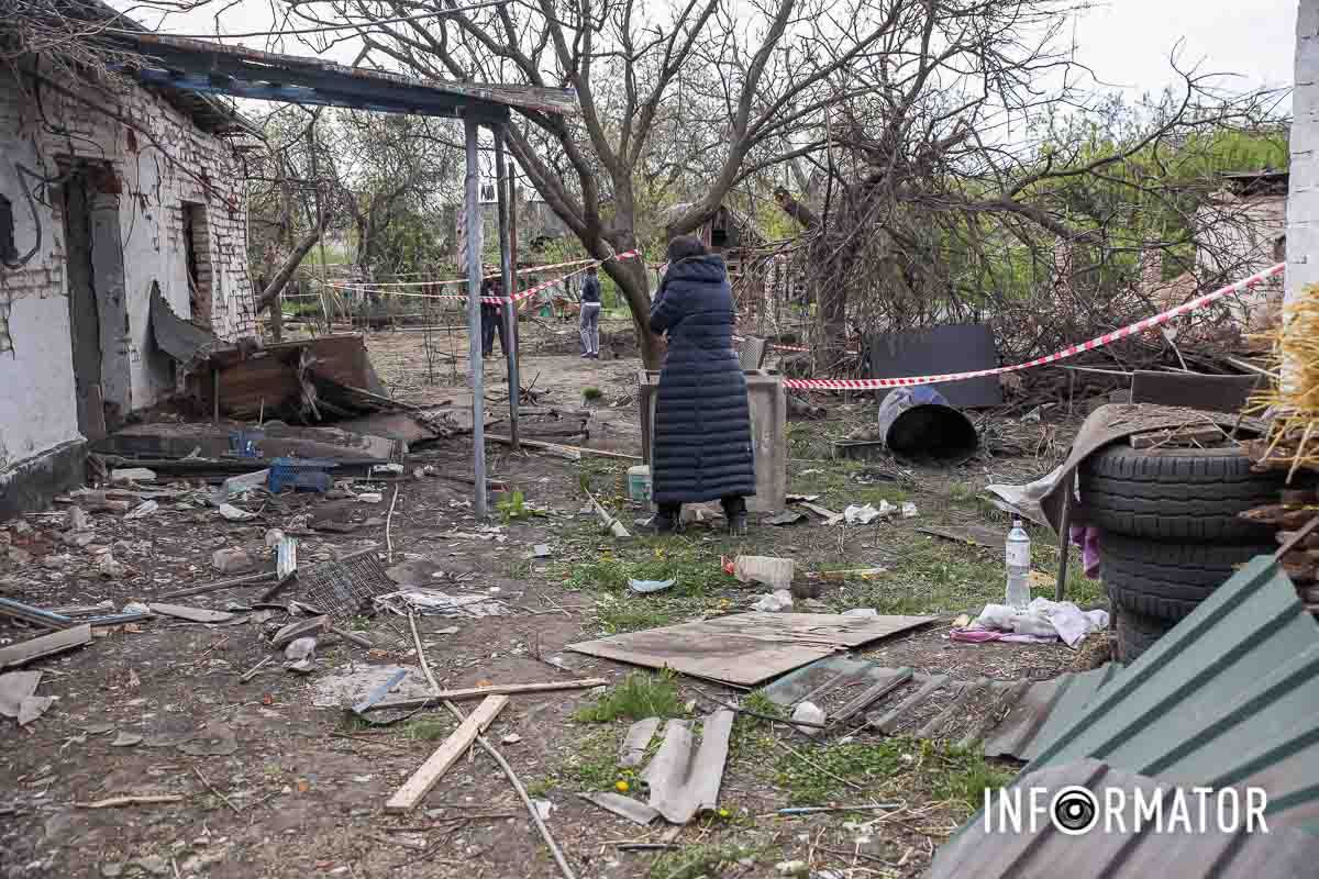 Мешканці прибирають подвір'я