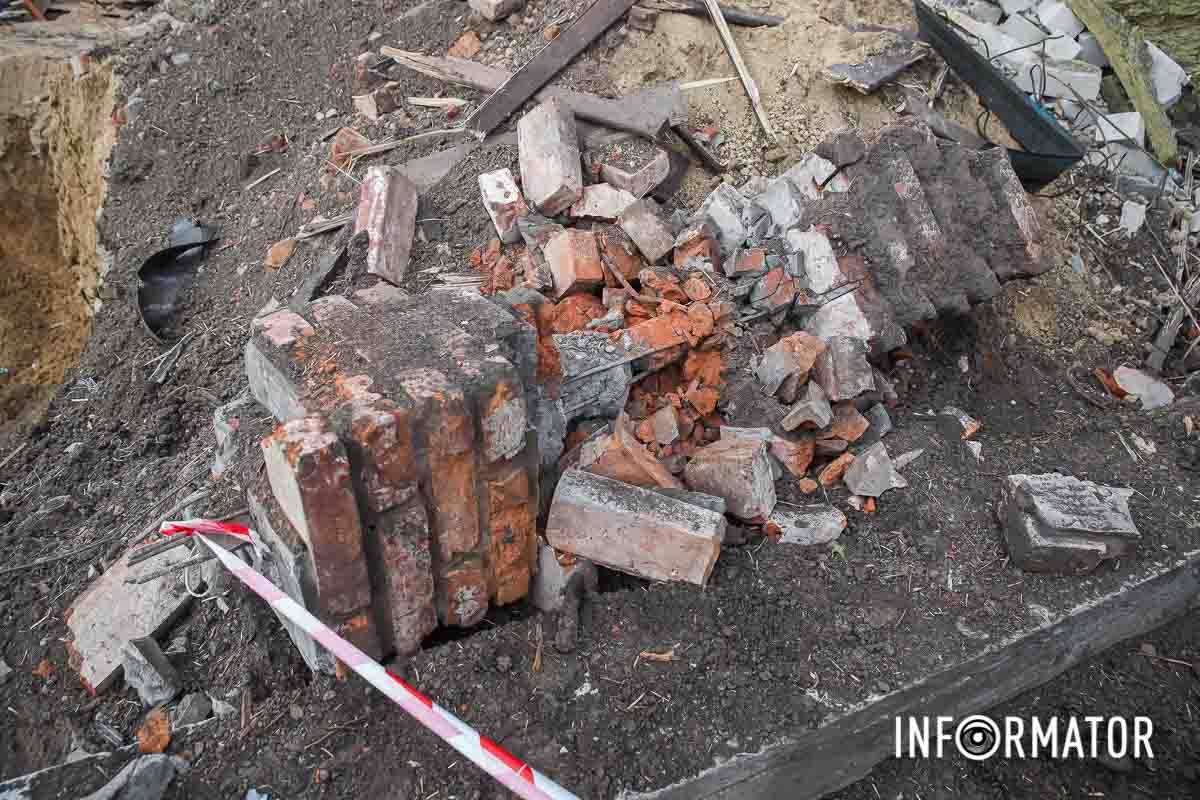 За даними від Сергія Лисака, голови Дніпропетровської ОВА, побито 10 авто та навантажувач