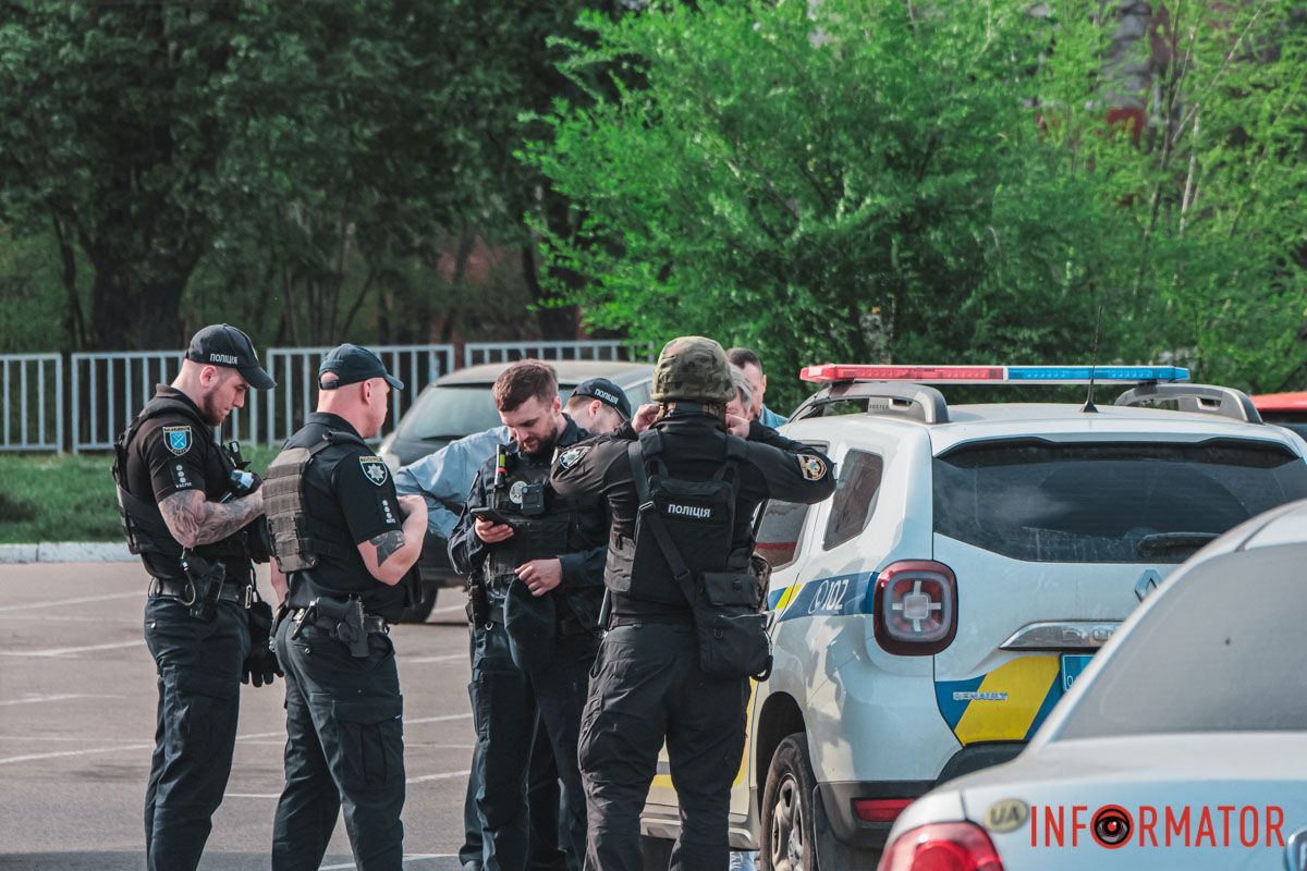 Территорию парковки огородили специальной лентой