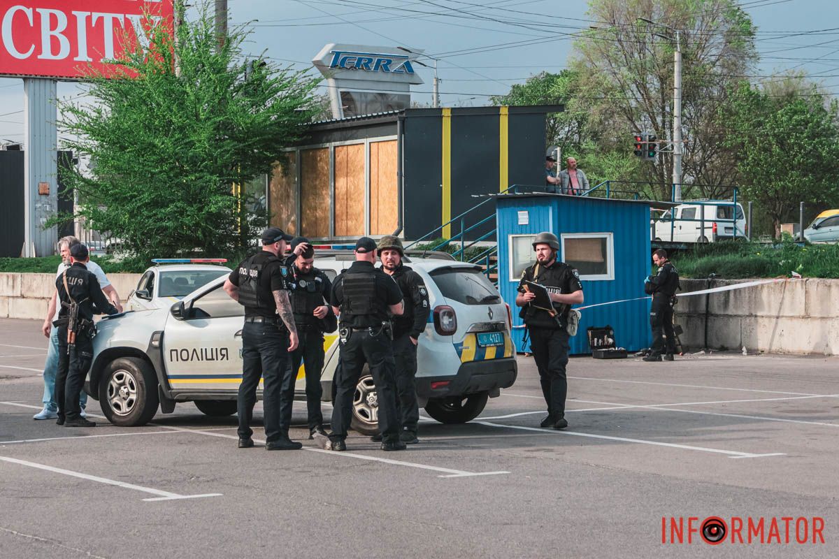 По состоянию на 16:50 на месте работают соответствующие службы и выясняют содержимое сумки