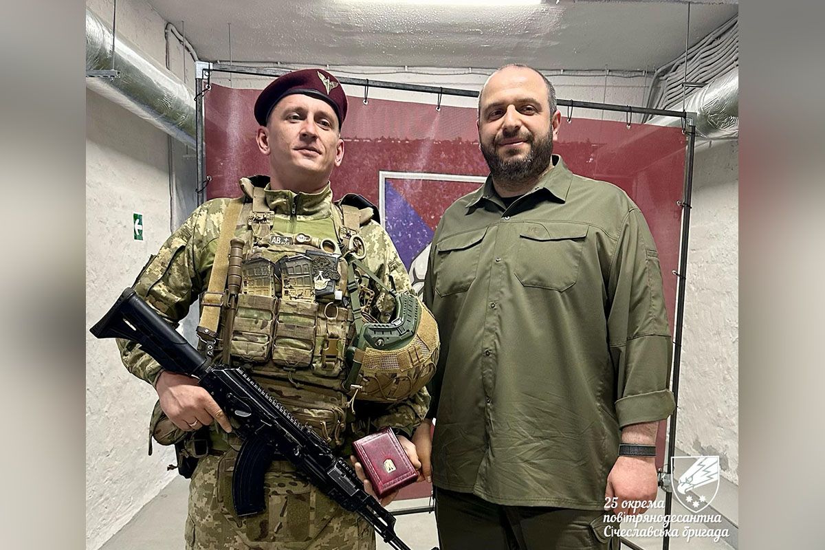 Він вручив Захисникам нагороди, міністерські відзнаки та іменну вогнепальну зброю Він вручив Захисникам нагороди, міністерські відзнаки та іменну вогнепальну зброю