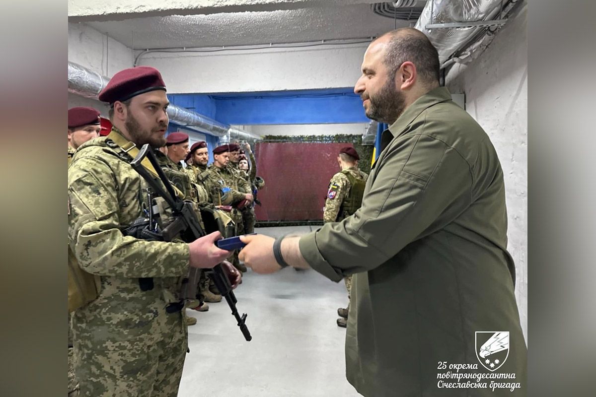 До воїнів 25-ої окремої повітрянодесантної Січеславської бригади приїхав міністр оборони Рустем Умєров До воїнів 25-ої окремої повітрянодесантної Січеславської бригади приїхав міністр оборони Рустем Умєров