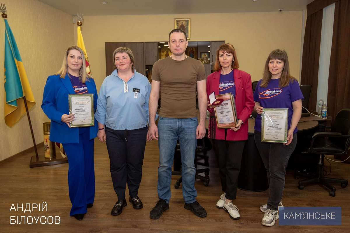 Міський голова Кам’янського вручив медалі керівникам закладів та педагогам, які гідно представили свій досвід роботи 