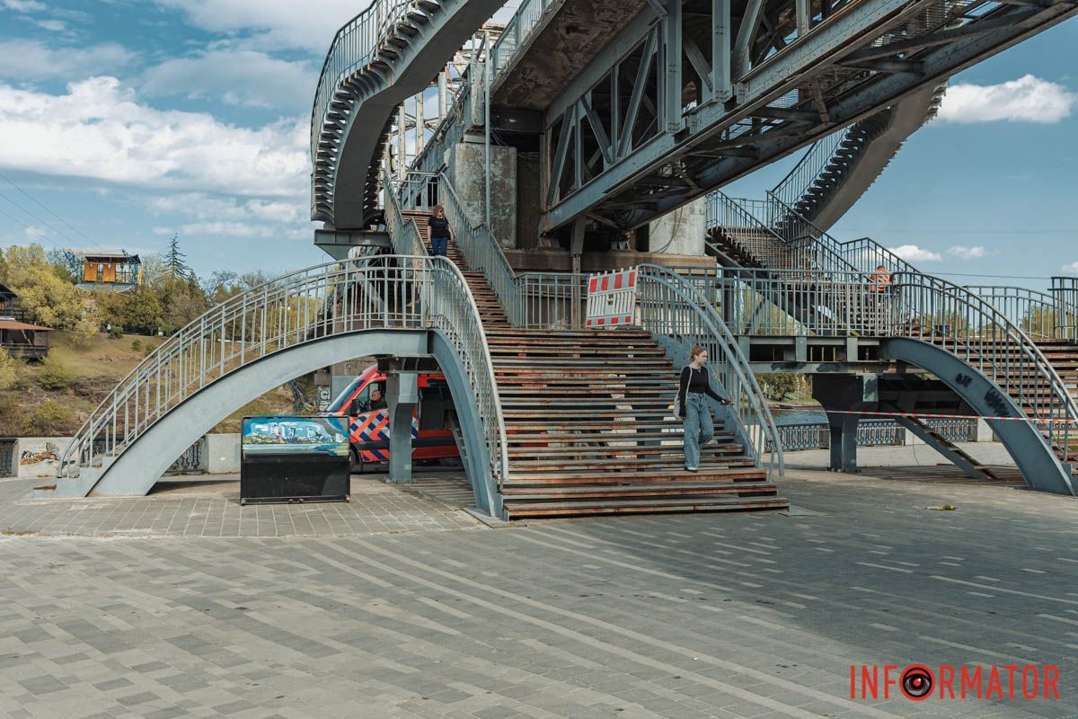 Коммунальщики ремонтируют лестницу пешеходного моста на Монастырский остров. Коммунальщики ремонтируют лестницу пешеходного моста на Монастырский остров.