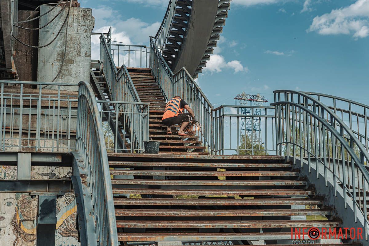 Ежедневно несколько тысяч человек пользуются этим сооружением Ежедневно несколько тысяч человек пользуются этим сооружением