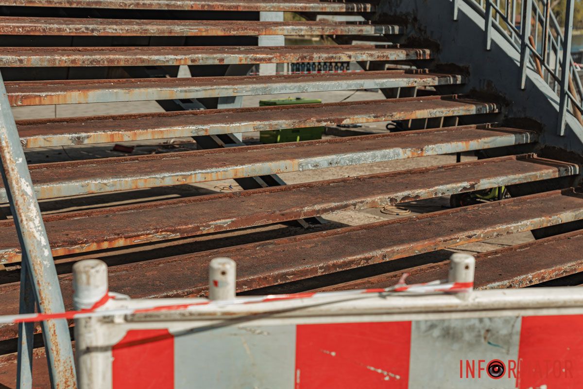 После демонтажа старой лестницы будут чистить и окрашивать металлические конструкции После демонтажа старой лестницы будут чистить и окрашивать металлические конструкции