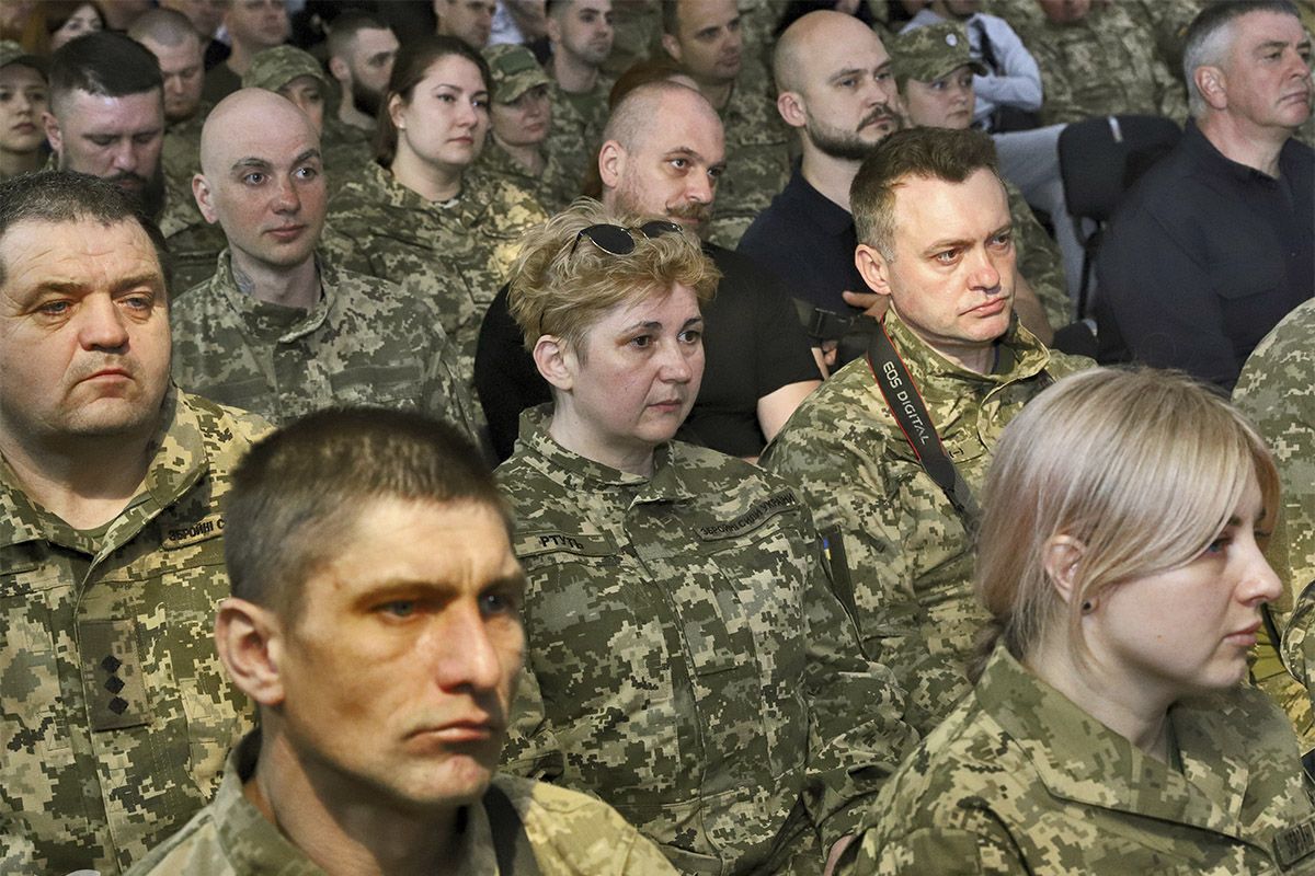 Форум «10 лет войны» начали минутой молчания в память о павших защитниках Украины Форум «10 лет войны» начали минутой молчания в память о павших защитниках Украины