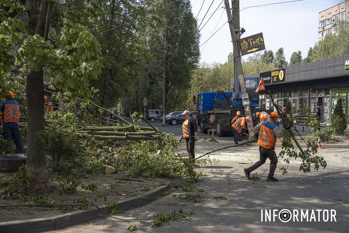 У провулку Крушельницької усувають наслідки негоди У провулку Крушельницької усувають наслідки негоди