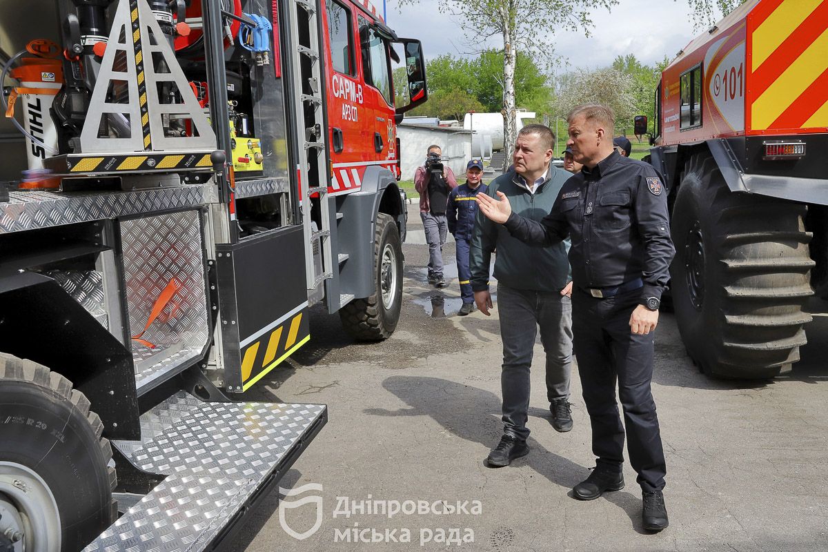 Различные аварийно-спасательные машины, спецавтомобили радиационной и химической разведки