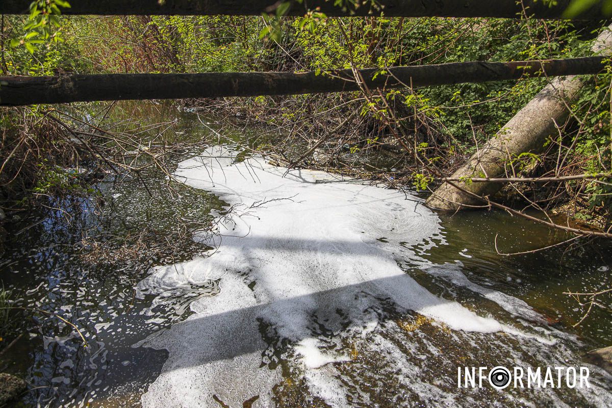 16 квітня один із наших читачів надіслав нам фото, де рівень піни сягав метр у висоту 16 квітня один із наших читачів надіслав нам фото, де рівень піни сягав метр у висоту