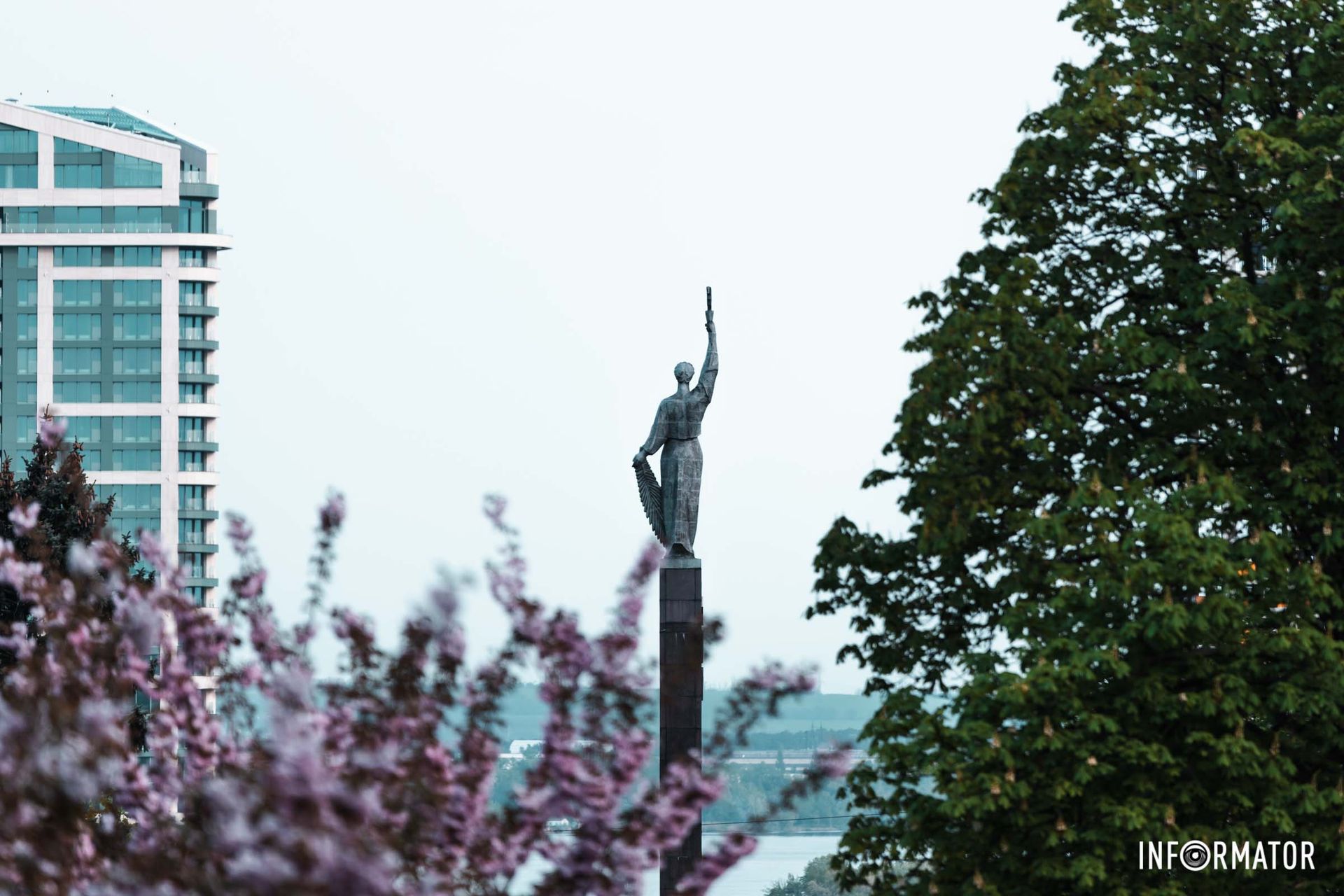 Так виглядає алея на проспекті Дмитра Яворницького у Дніпрі біля пам'ятника Вічної слави