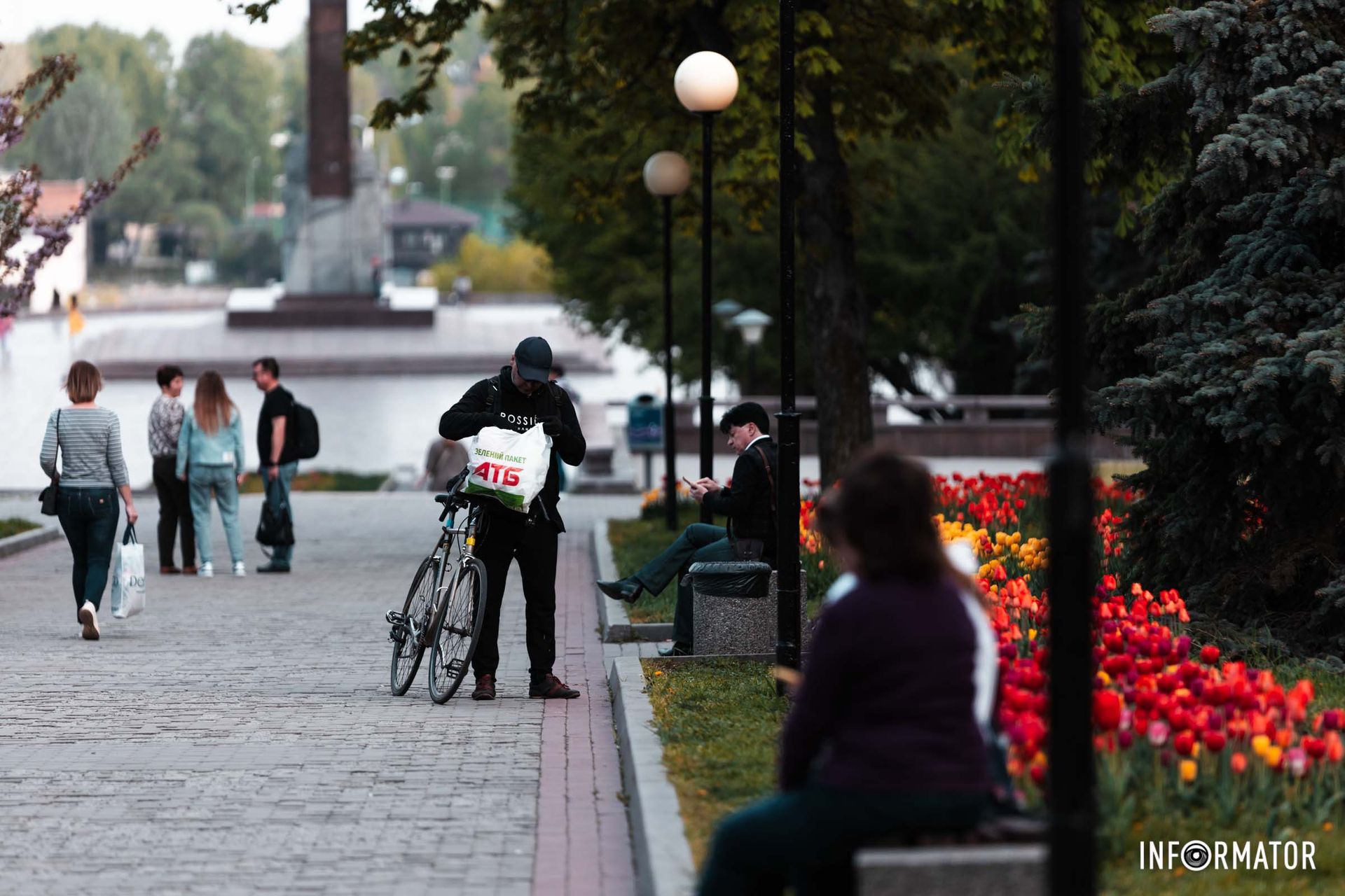 Небес синіє світла глибина,